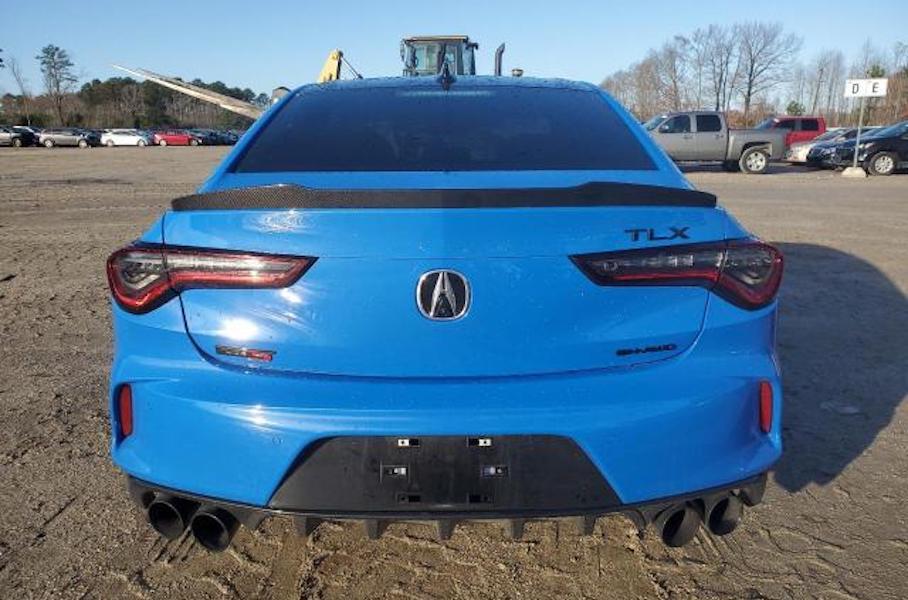 Разбитую Acura TLX пустят с молотка за несколько миллионов. И вот почему2