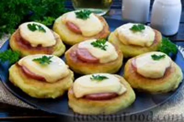 Фото к рецепту: Картофельные котлеты с колбасой и сыром