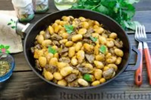 Фото к рецепту: Фасоль с куриными сердечками (на сковороде)