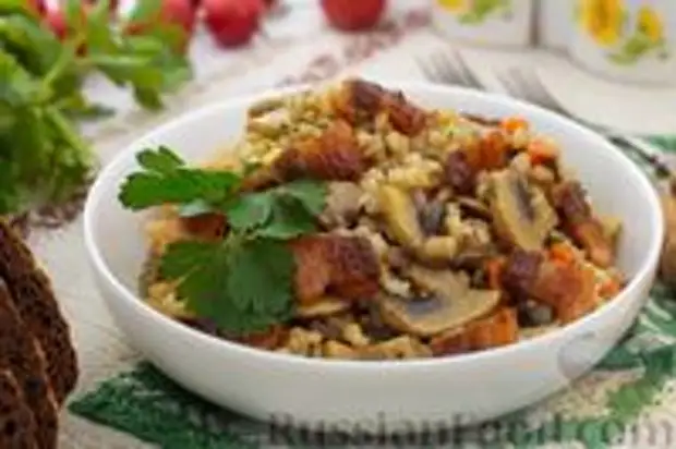 Фото к рецепту: Перловая каша с грибами, беконом, сыром и вином (на сковороде)