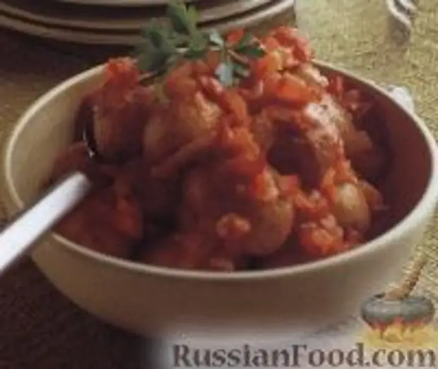 Фото к рецепту: Молодой картофель с острым томатным соусом