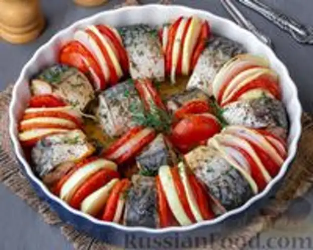 Фото к рецепту: Скумбрия, запечённая с помидорами и луком