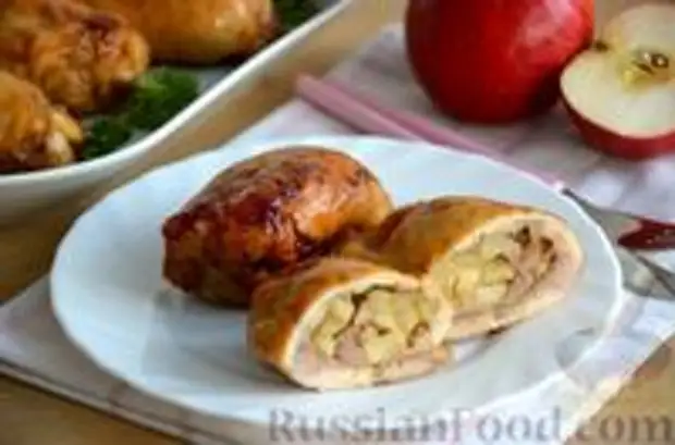 Фото к рецепту: Куриные рулетики с яблоками (в духовке)