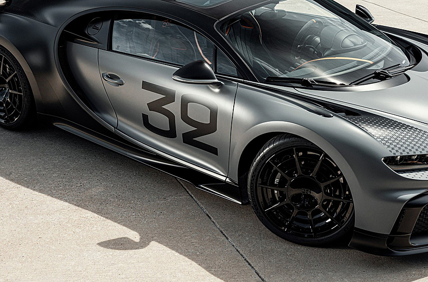 На борта от руки нанесены гоночные номера 32, которые намекают на раритетный Bugatti, а от передней части к задку протянулась чёрная полоска: повторяющиеся буквы EB, тоже нарисованные вручную, совмещаются в один рисунок.