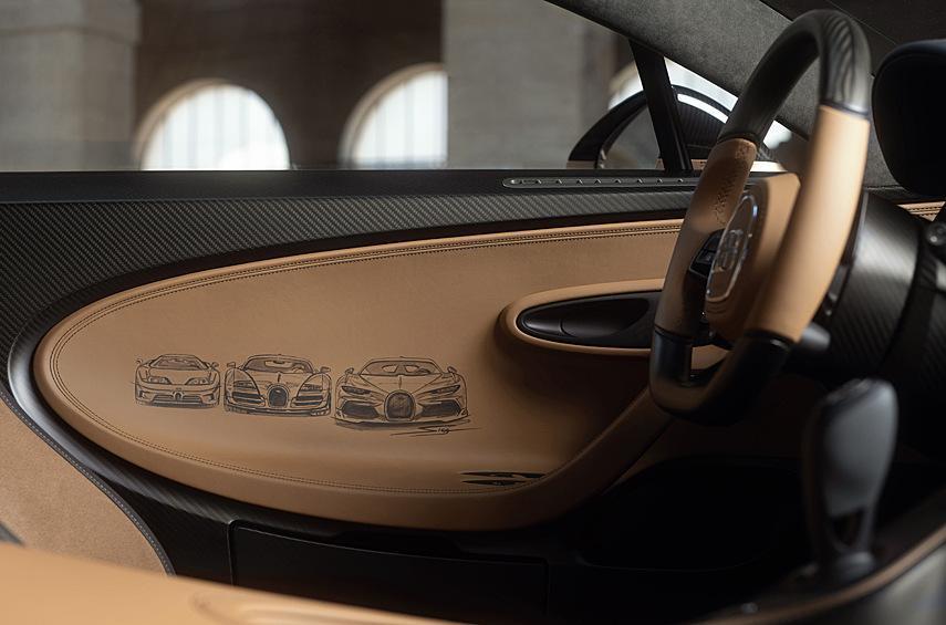 Внутри на каждой дверной карте тоже от руки нарисовали по три Bugatti. Ещё в интерьере обращают на себя внимание прострочка Golden Era и надпись «One-of-One».