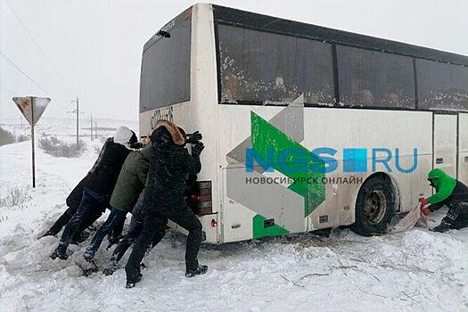 Россияне вытолкали автобус с обрыва ради возвращения на родину0