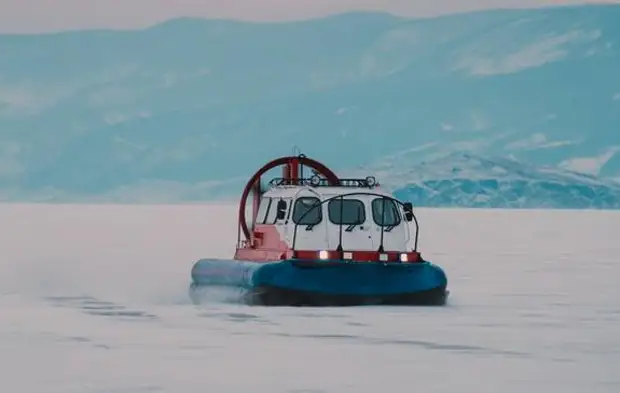 Рыбаков на дрейфующих льдинах спасают на Байкале0