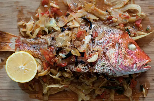 Рыбу не жарим, а ставим в духовку: 10 рецептов от поваров для дома3