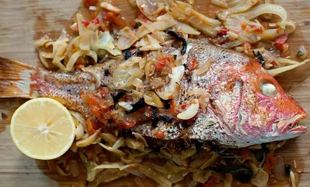 Рыбу не жарим, а ставим в духовку: 10 рецептов от поваров для дома0