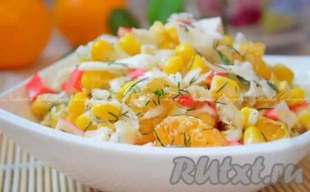Салат с крабовыми палочками, апельсином и кукурузой0