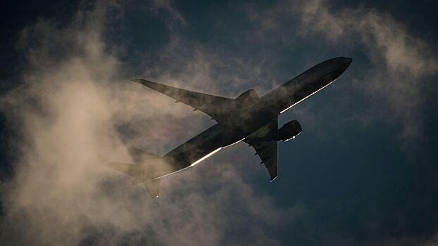 Самолет авиакомпании "Ямал" вынуждено сел в Новосибирске