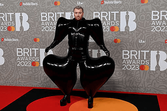 Сэм Смит в надувном комбинезоне из латекса посетил премию Brit Awards