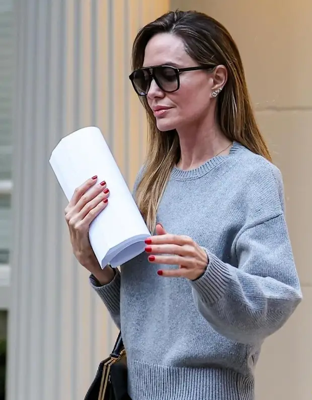 Серый свитер и черные брюки: Анжелина Джоли показывает, в чем ходить в офис зимой3