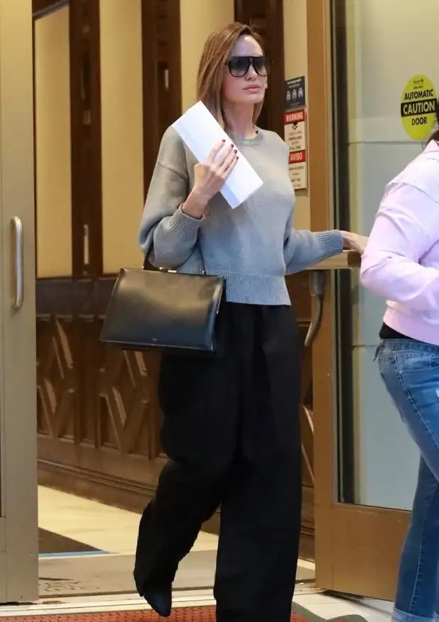 Серый свитер и черные брюки: Анжелина Джоли показывает, в чем ходить в офис зимой2