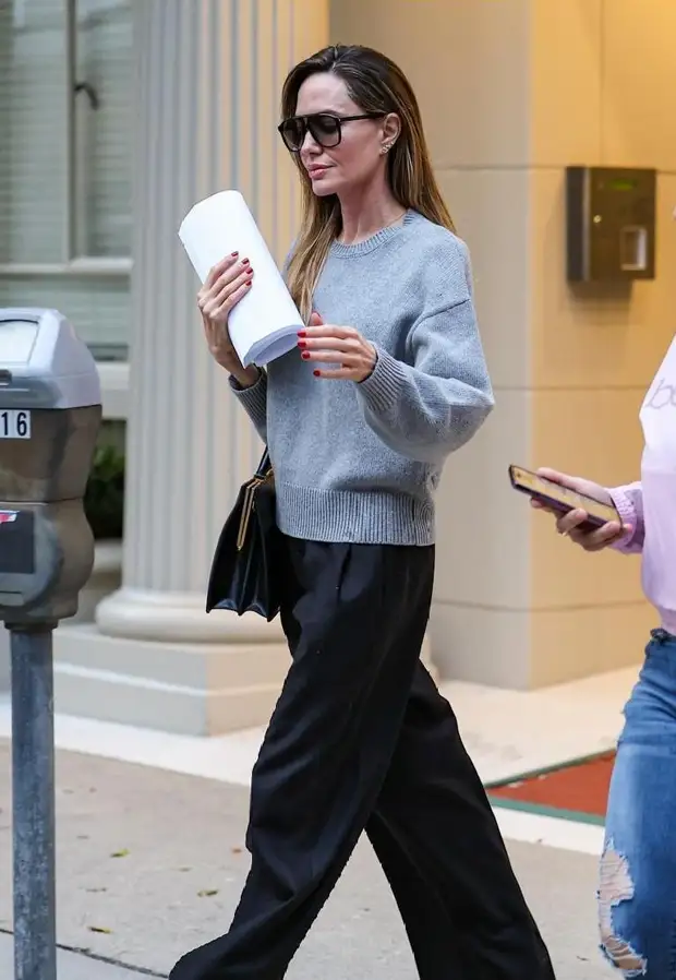 Серый свитер и черные брюки: Анжелина Джоли показывает, в чем ходить в офис зимой1