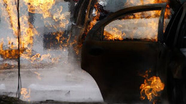 Шесть автомобилей сгорели дотла в Санкт-Петербурге