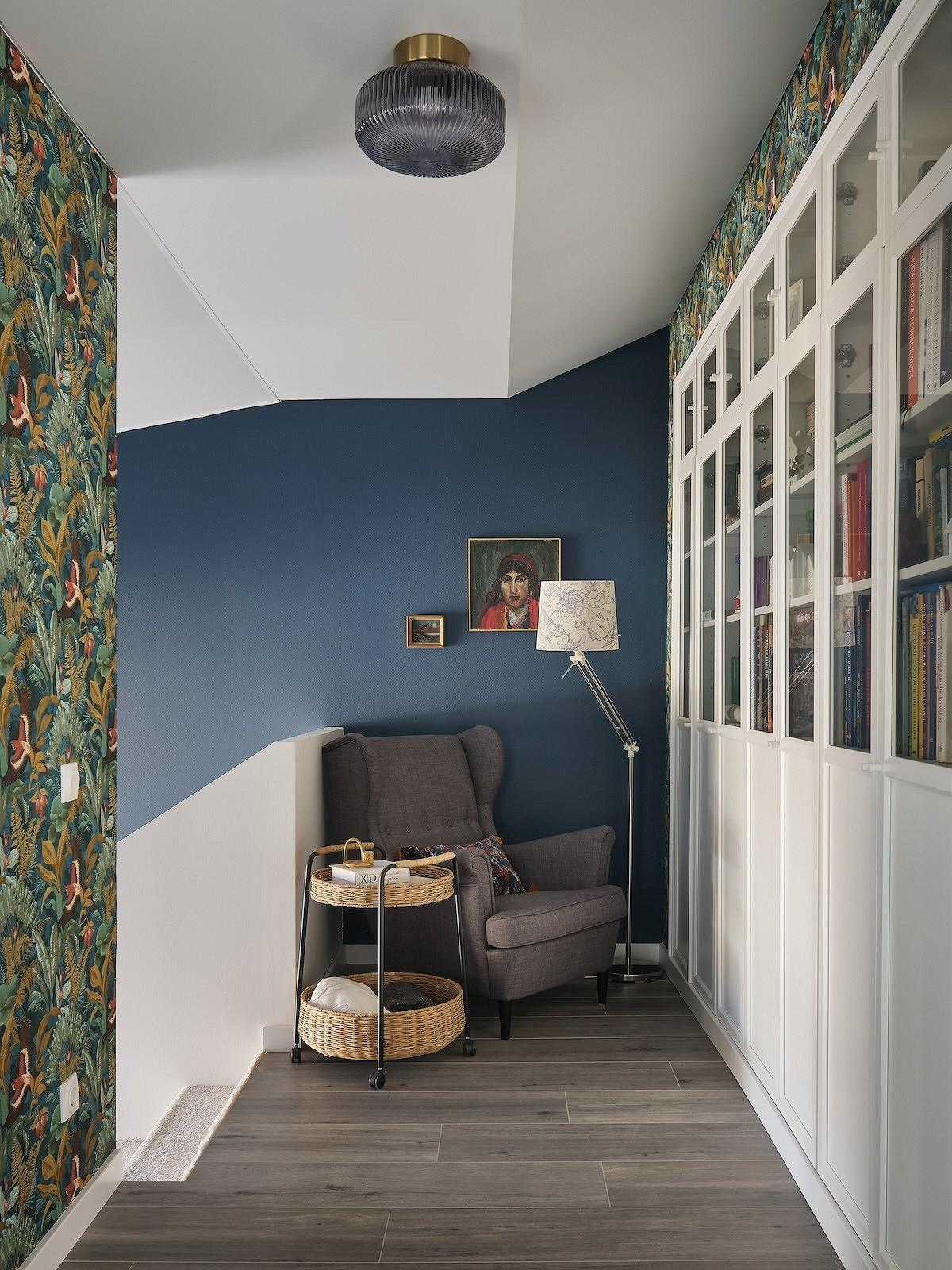 Скандинавский стиль по-сибирски: светлые стены, уютные обои, бабушкин комод. Дом для семьи дизайнера с тремя детьми30