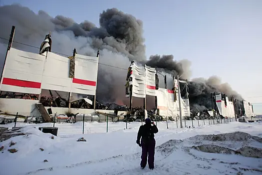 СК опубликовал видео с места сгоревшего склада Wildberries в Петербурге