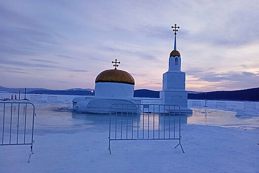 Снежный храм, построенный на льду озера в Челябинской области, ушел под воду