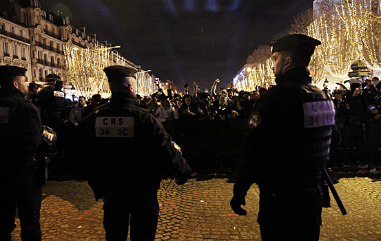 Сотни полицейских вышли на протест в Париже