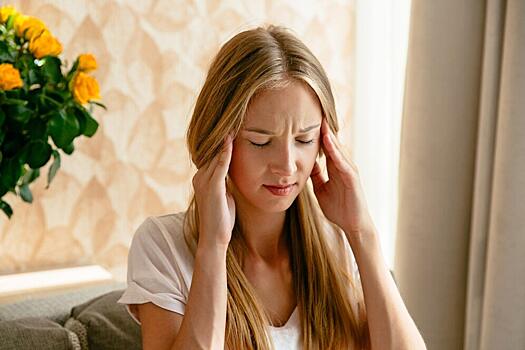 Невролог объяснила, почему у женщин чаще болит голова