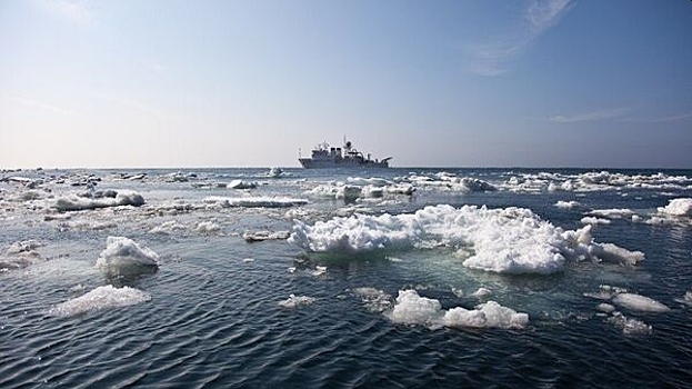Танкер с флагом РФ застрял во льдах в Охотском море