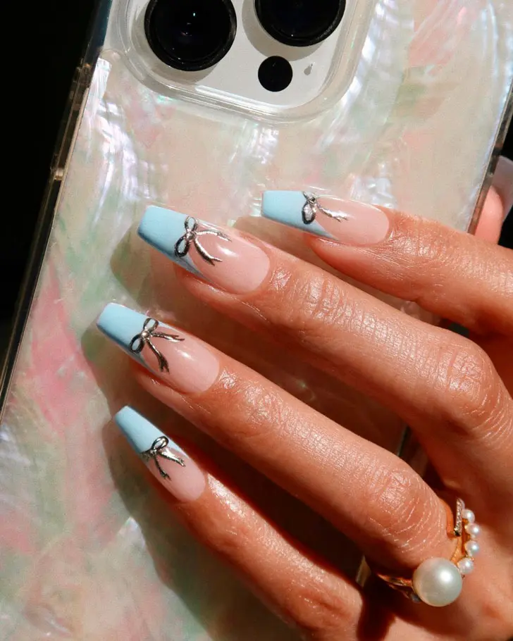 Голубой френч с серебристыми бантиками на длинных квадратных ногтях