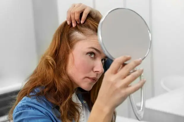 Трихолог Титушкина: справиться с выпадением волос могут помочь белок и железо0