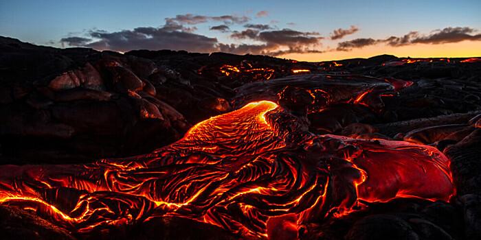 Туристы с помощью дрона сняли потоки лавы в жерле вулкана