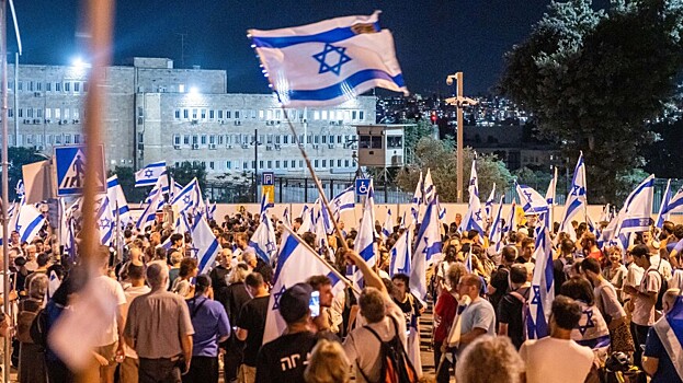 Тысячи людей вышли на акцию протеста в Тель-Авиве