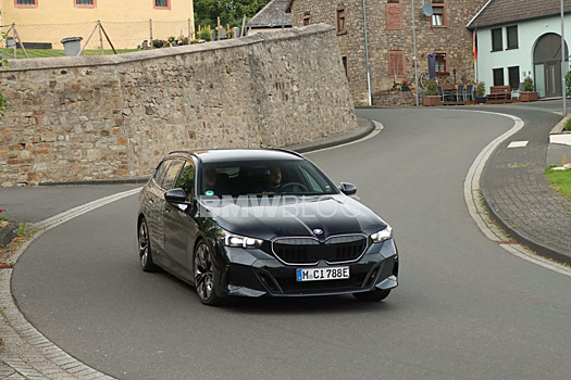Первые "живые" фотографии нового универсал BMW i5 Touring