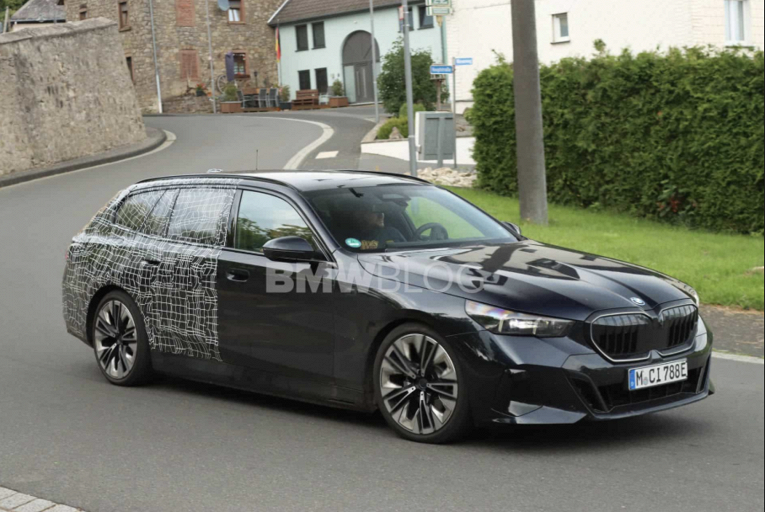 Универсал BMW i5 Touring рассекречен: видео и новые фотографии3