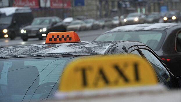 Успевший на самолет бизнесмен подарил крымскому таксисту внедорожник