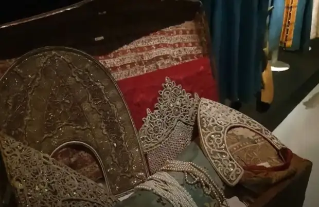 В Псковском музее-заповеднике началась реставрация редкого сарафана XVIII века0
