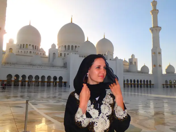 В путешествии по ОАЭ первый раз надела хиджаб. Поняла, как это удобно и почему женщины востока носят эту одежду0
