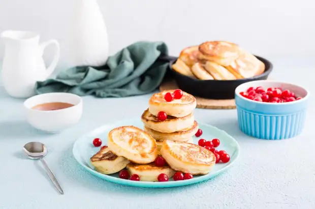 Вкусно, как в школе: рецепт пышных дрожжевых оладушек1