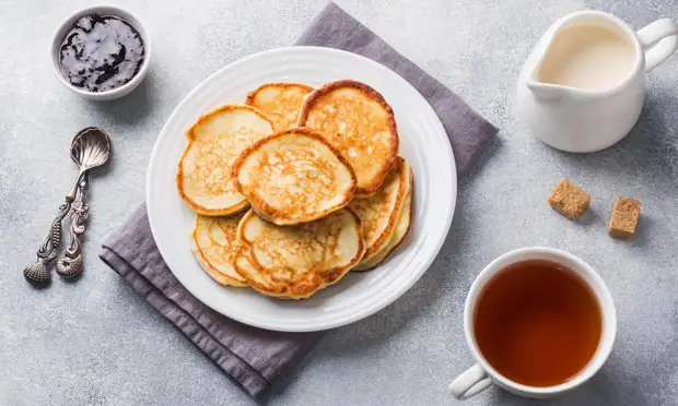 Вкусно, как в школе: рецепт пышных дрожжевых оладушек0