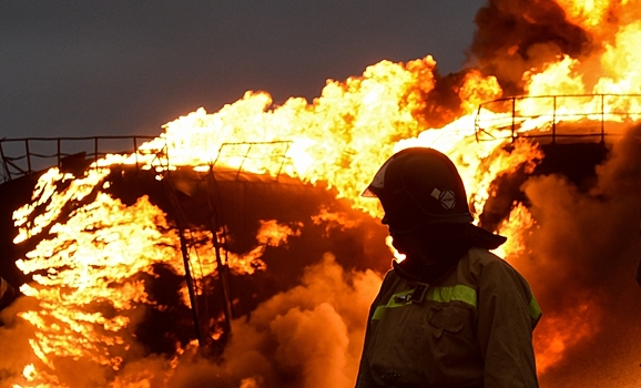 В Брянской области эвакуировали жителей рядом с пожаром на нефтебазе