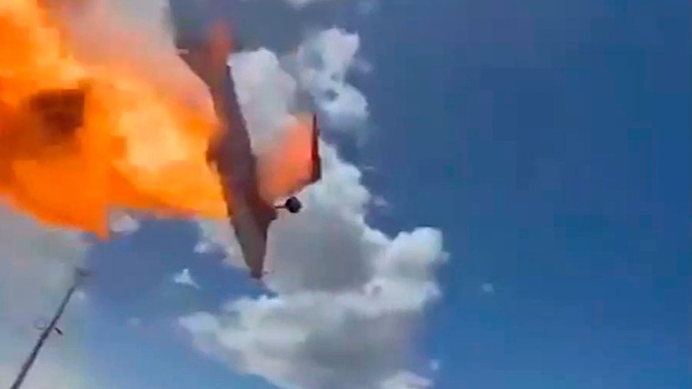 Момент падения самолета на трассу в Чили попал на видео