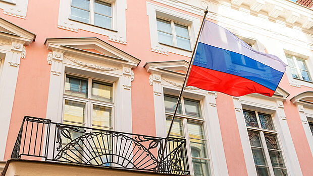 В Эстонии возмутились наличием российских флагов на заправках