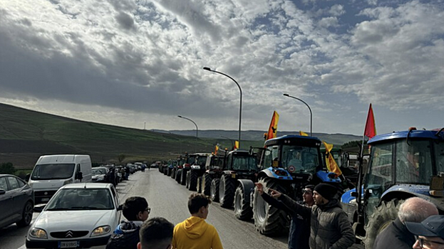 В Италии фермеры на несколько часов заблокировали развязку на главной автотрассе