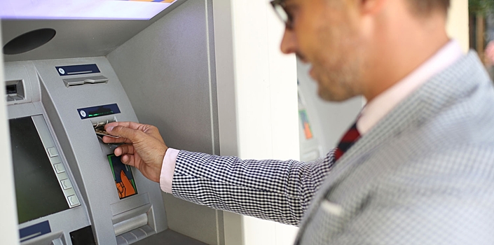 Мужчина в Москве забыл 450 тыс. у банкомата из-за резинки для денег