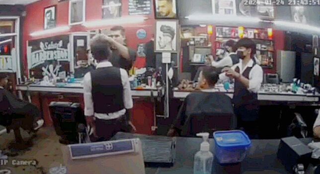 В Паттайе турист срезал клок волос с тайского парикмахера