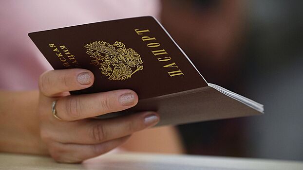 В Петербурге 15 мигрантов получили повестки на церемонии вручения паспортов РФ