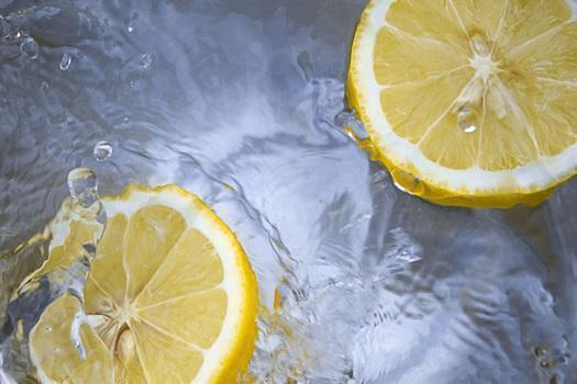 Эксперты рассказали о пользе воды с лимоном натощак
