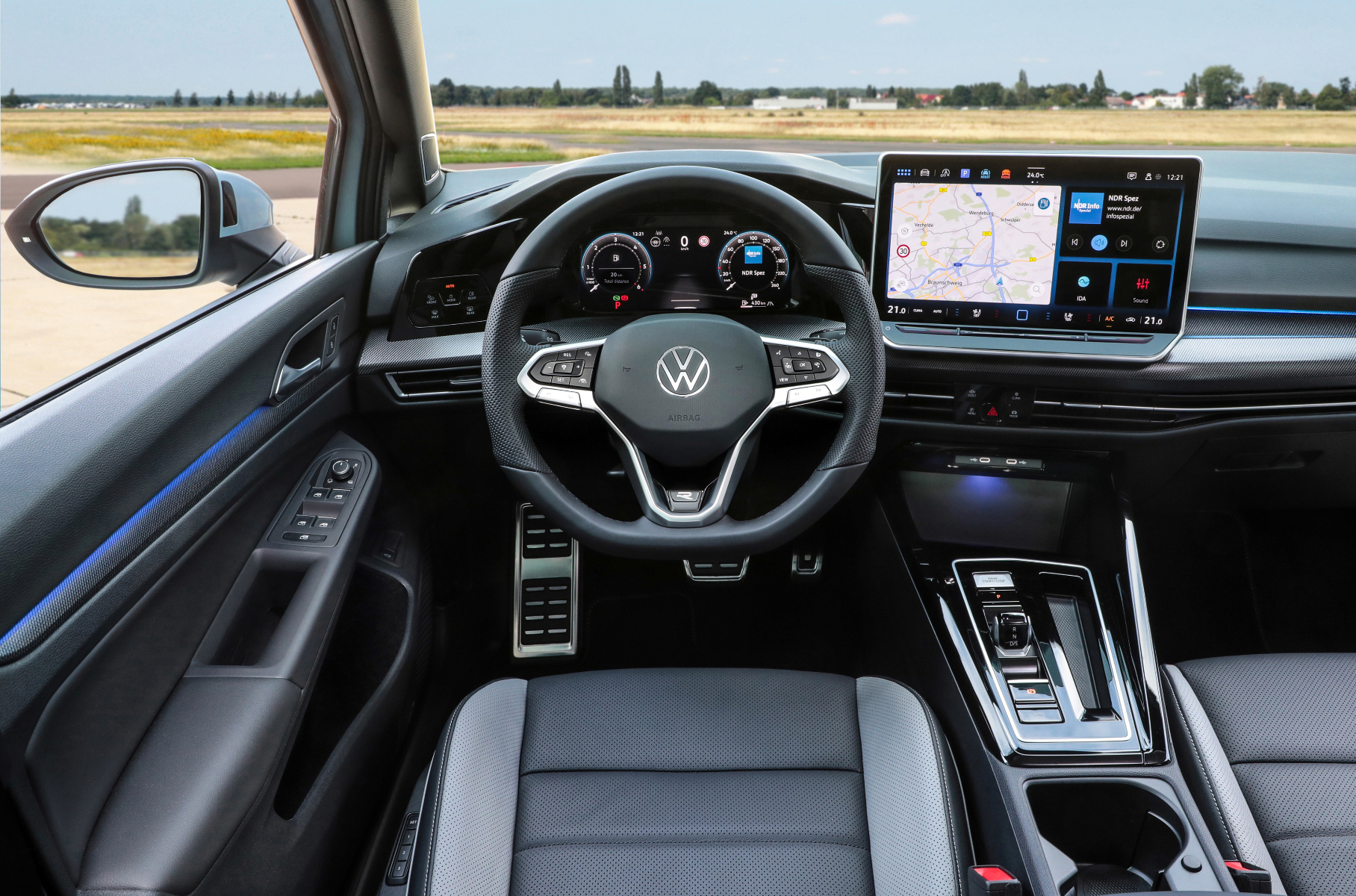 Volkswagen Golf обновился, стал «умнее» и мощнее9