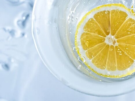 Врач предупредила о вреде воды с лимоном