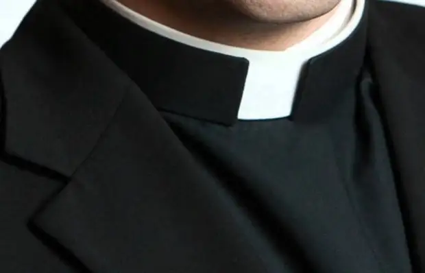 Зачем католические священники носят белый «ошейник»0