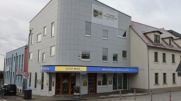 Здание с проукраинскими лозунгами забросали камнями в Германии