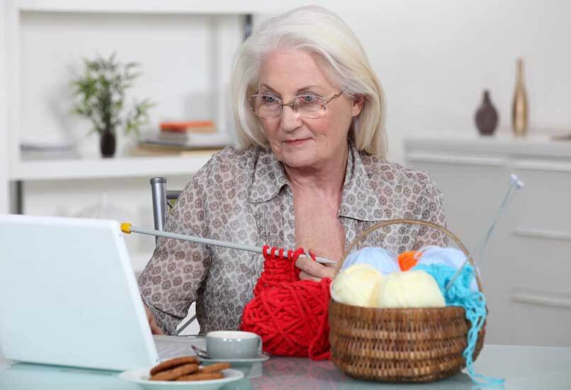 Поддержите бабушкино увлечение шитьем или вязанием